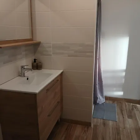 Des Kitchenette-salle De Bain-terrasse شقة